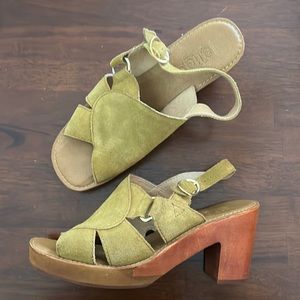 Latigo Green suede and wooden heel